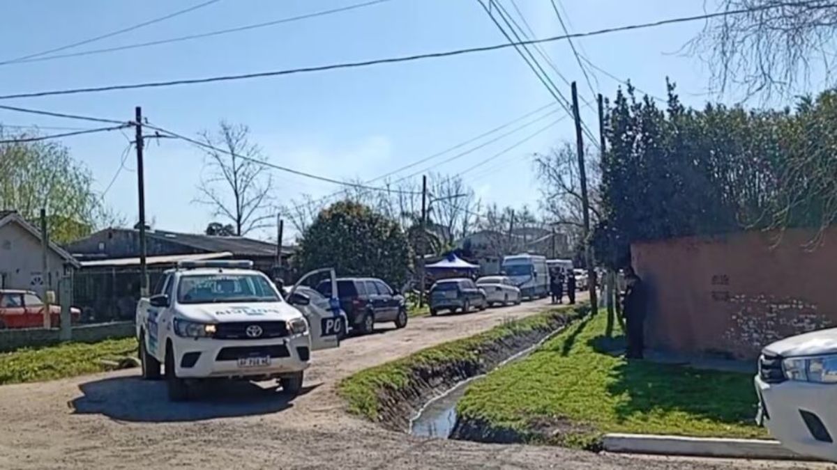 La Policía y peritos trabajan en la casa donde fue hallada la mujer, investigando las circunstancias del hecho ocurrido en Buenos Aires. La Policía y peritos trabajan en la casa donde fue hallada la mujer, investigando las circunstancias del hecho ocurrido en Buenos Aires.