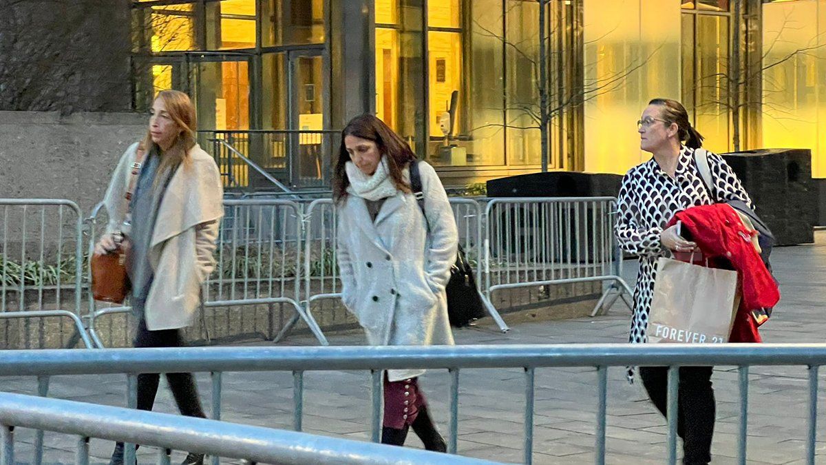 Luciana Martinez, viuda de Diego Angelini y Ana Evans, viuda de Hernan Mendoza.