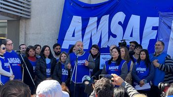 Disconformes con las paritarias, docentes de Amsafé y Sadop reclamaron frente al Iapos