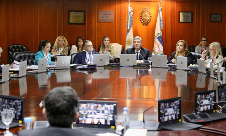El presidente no integra ninguna comisión, pero decidió sumarse al encuentro, agradecer la pronta convocatoria. El presidente no integra ninguna comisión, pero decidió sumarse al encuentro, agradecer la pronta convocatoria.