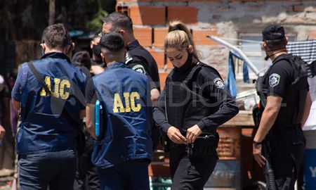 En el lugar del hecho, trabajó personal policial y de fiscalía para intentar obtener datos necesarios para tratar de esclarecer lo ocurrido. En el lugar del hecho, trabajó personal policial y de fiscalía para intentar obtener datos necesarios para tratar de esclarecer lo ocurrido.