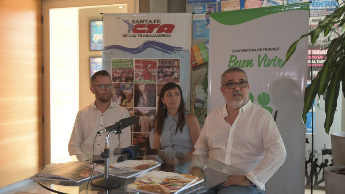 Marcos Salva, titular de la Cooperativa Buen Vivir; Carolina Brandizi, directora Nacional de Políticas de Cuidados del Ministerio de Desarrollo Social de la Nación; y José Testoni, titular de la Cental de Trabajadores de la Argentina (CTA) en Santa Fe.