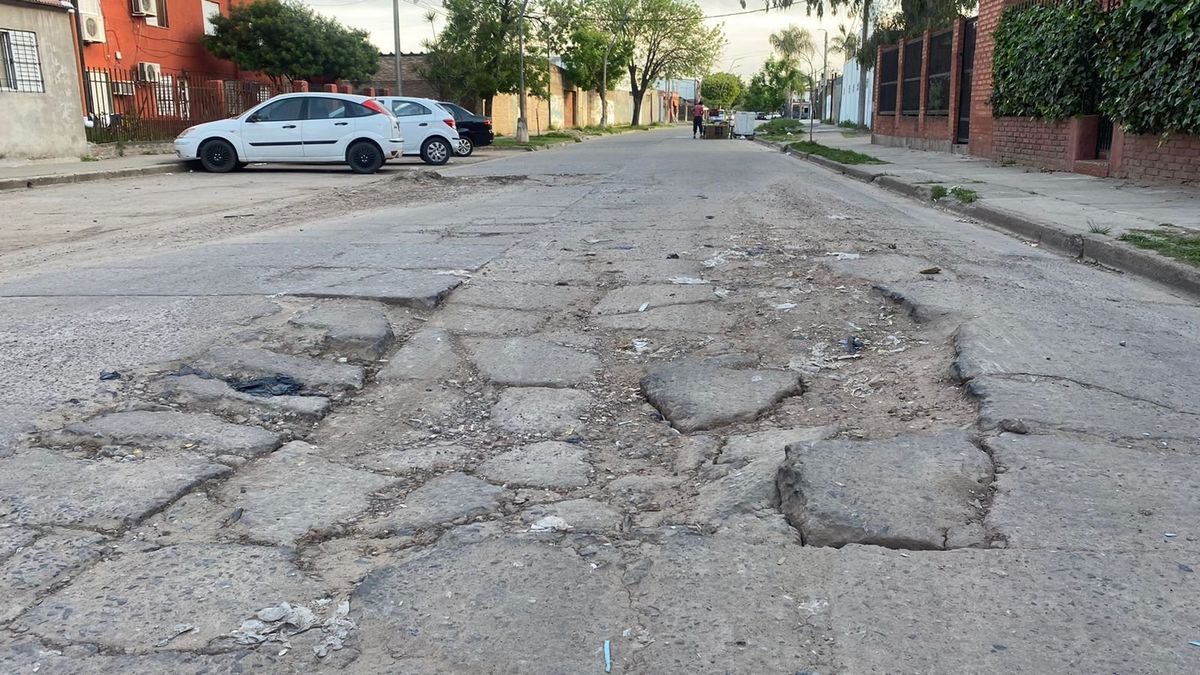 Los choferes aseguran que el pozo está hace más de cuatro años sobre la calle Estrada, en la intersección con la calle 12 de Infantería.