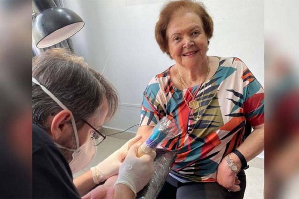Abuela cumplió su promesa y se hizo un tatuaje muy especial por su nieto.