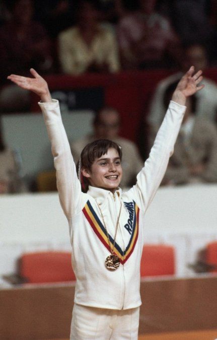 Nadia se llevó el oro en las barras asimétricas con el primer 10 perfecto que recibía una gimnasta olímpica. En sus memorias, recordaría: “En el podio (foto), no terminaba de asimilar lo que había hecho. Era muy joven como para darme cuenta de lo que significaba ese momento, de que había hecho historia. Desde entonces, todo el mundo me reconoce”, contó con humildad.