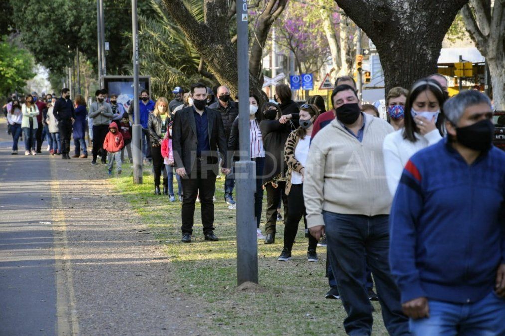 Filas de más de dos cuadras se formaron afuera del templo. 