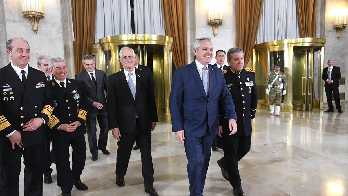 El presidente Alberto Fernández anunció este jueves por la noche la implementación de un “proceso de jerarquización profesional y reordenamiento salarial” para los integrantes de las Fuerzas Armadas.