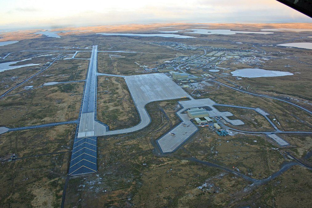 La Cancillería Argentina impulsa dos iniciativas elaboradas para realizar vuelos humanitarios a las Islas Malvinas.