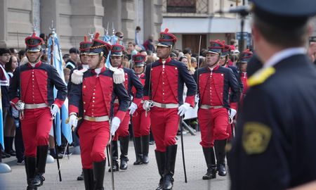 El acto oficial por el 216° aniversario de la Revolución de Mayo se realizó en la Plaza 25 de Mayo, en una jornada a puro fervor patrio. El acto oficial por el 216° aniversario de la Revolución de Mayo se realizó en la Plaza 25 de Mayo, en una jornada a puro fervor patrio.