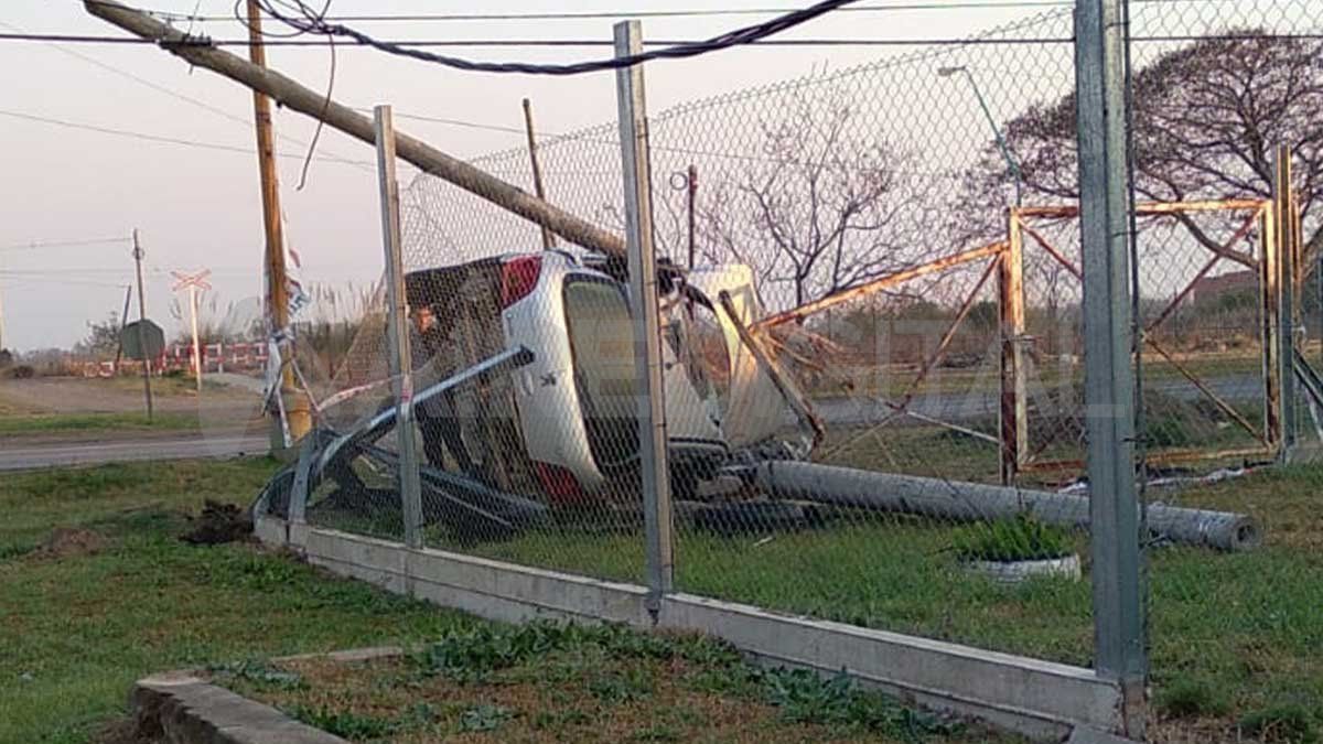 El automóvil Peugeot 307 de color gris con daños casi totales permanecía este miércoles por la mañana volcado en el lugar donde se produjo el accidente.
