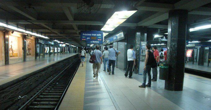En los subtes, la Ciudad de Buenos Aires incrementará la cantidad permitida de pasajeros, de acuerdo a la evolución del promedio de contagios diarios.