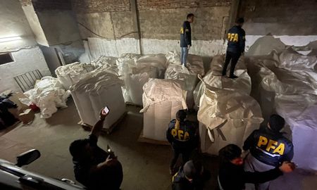 Los narcos tenían previsto enviar la cocaína camuflada en bolsas con cereales. Los narcos tenían previsto enviar la cocaína camuflada en bolsas con cereales.