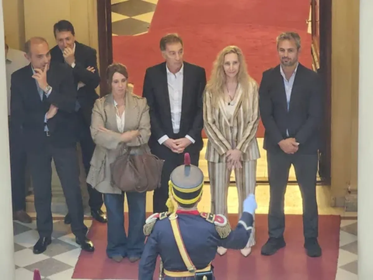 La orquesta de Granaderos tocó temas de ABBA para Karina Milei