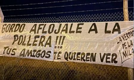 Sus amigos lo extrañan y pusieron un pasacalle que descolocó a todo el barrio: Aflojale a la pollera Sus amigos lo extrañan y pusieron un pasacalle que descolocó a todo el barrio: Aflojale a la pollera