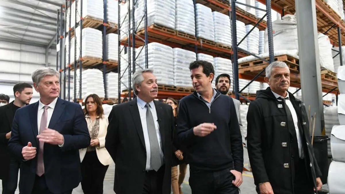 El mandatario visitó junto a su comitiva la fábrica "Aca Pentasilo", donde la Asociación de Cooperativas Argentinas produce y comercializa entre 50 y 55 mil silobolsas y films de polietileno para el agro y la industria al año.