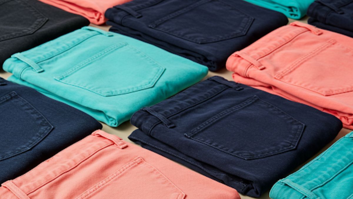 Hay muchos jeans de distintos colores. Hay muchos jeans de distintos colores.