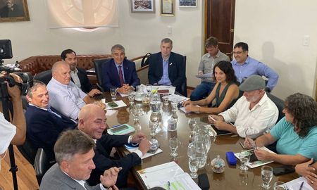 Pablo Olivares dijo cuándo se va a revisar la diferencia entre la inflación y el acuerdo en las paritarias de Santa Fe para el primer semestre. Pablo Olivares dijo cuándo se va a revisar la diferencia entre la inflación y el acuerdo en las paritarias de Santa Fe para el primer semestre.