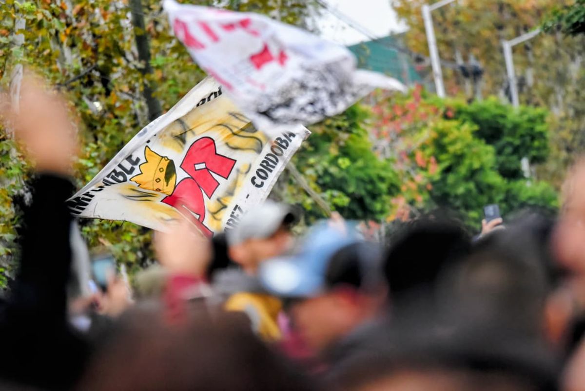 Banderas del Indio y de los Redondos, una postal repetida en Avellaneda.