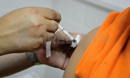 Los cinco profesionales que fueron vacunados por error con la segunda dosis no desarrollaron síntomas adversos. Los cinco profesionales que fueron vacunados por error con la segunda dosis no desarrollaron síntomas adversos.