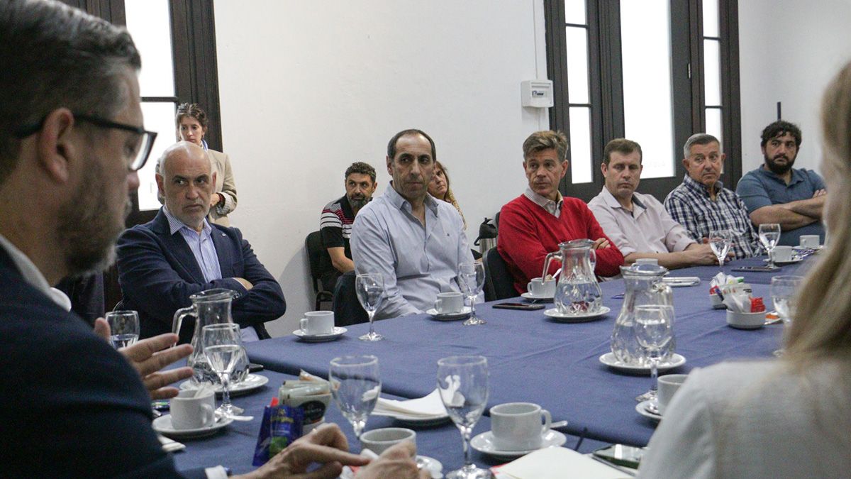 El titular del Ejecutivo Municipal mantuvo un encuentro con representantes del SAFETUR, Centro Comercial, Cámara de Empresarios Turísticos, Cámara de Cerveceros Artesanales, Agencia para el Desarrollo de Santa Fe y su Región. El titular del Ejecutivo Municipal mantuvo un encuentro con representantes del SAFETUR, Centro Comercial, Cámara de Empresarios Turísticos, Cámara de Cerveceros Artesanales, Agencia para el Desarrollo de Santa Fe y su Región.