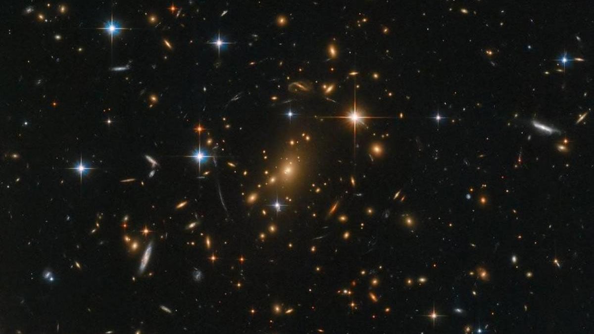 Cúmulo de galaxias registrado por el Telescopio Espacial Hubble.