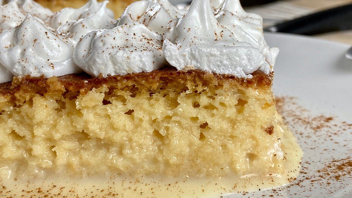 Esta torta tres leches es un bizcocho húmedo y sencillo