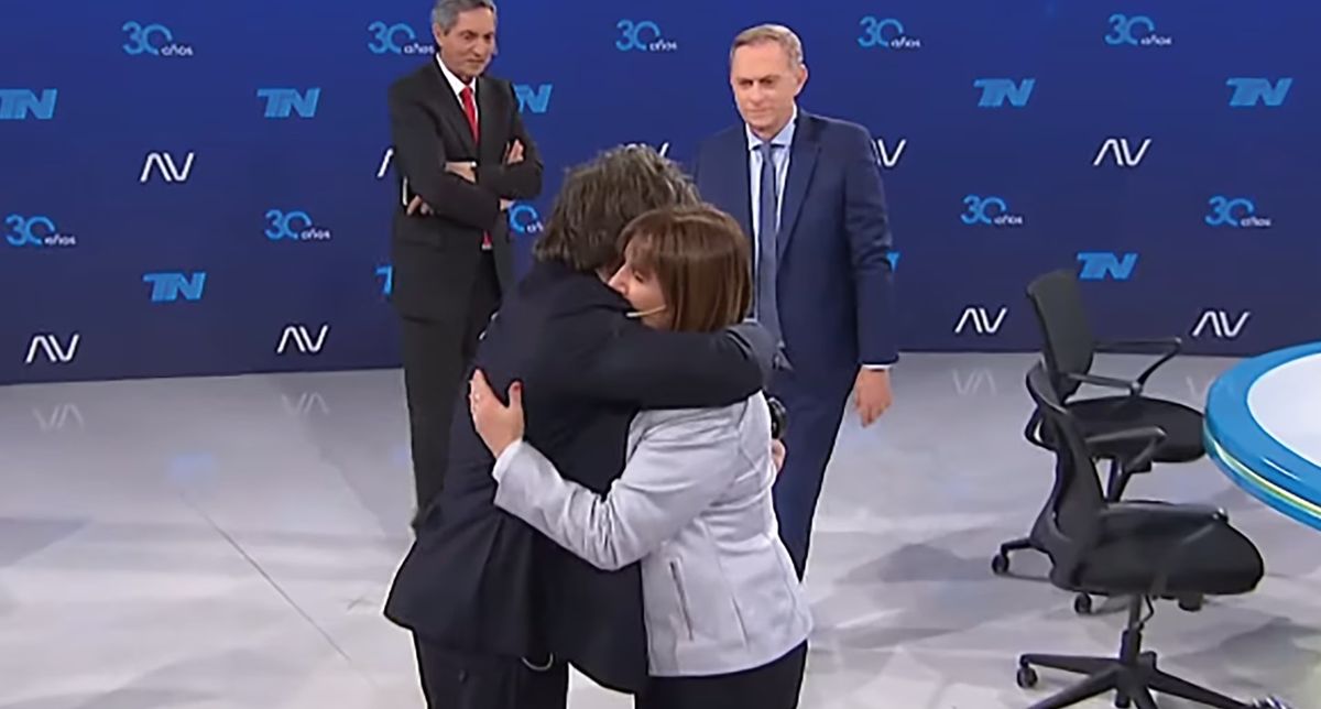 El abrazo entre Javier Milei y Patricia Bullrich tras el anuncio de la titular del PRO en apoyo al candidato libertario. El abrazo entre Javier Milei y Patricia Bullrich tras el anuncio de la titular del PRO en apoyo al candidato libertario.