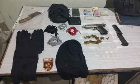 Armas, pasamontañas y municiones, los elementos secuestrados a los ocupantes del vehículo. Armas, pasamontañas y municiones, los elementos secuestrados a los ocupantes del vehículo.