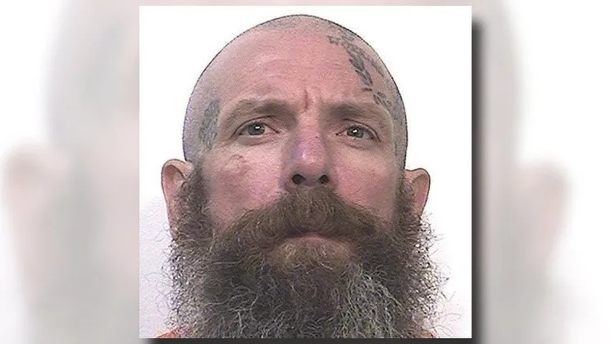 Watson tuvo que compartir celda con dos pedófilos, hizo una petición para que lo ubiquen en otro calabozo, pero lo ignoraron y mató a los reclusos.