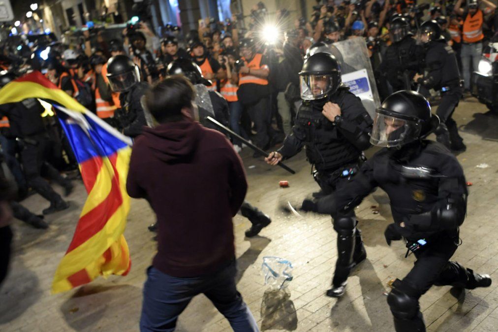 Al menos tres detenidos y varios heridos en otra protesta de los catalanes en el centro de Barcelona