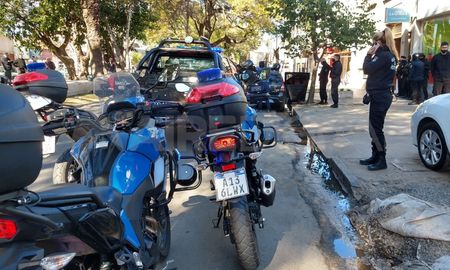 Persecución en avenida Freyre: la policía detuvo a cuatro personas a la altura del 2800. Persecución en avenida Freyre: la policía detuvo a cuatro personas a la altura del 2800.