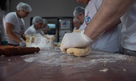 Eran chicos de Rosario sin oficio ni empleo, se capacitaron en Santa Fe Más y abrieron una empresa de servicio de catering. Eran chicos de Rosario sin oficio ni empleo, se capacitaron en Santa Fe Más y abrieron una empresa de servicio de catering.