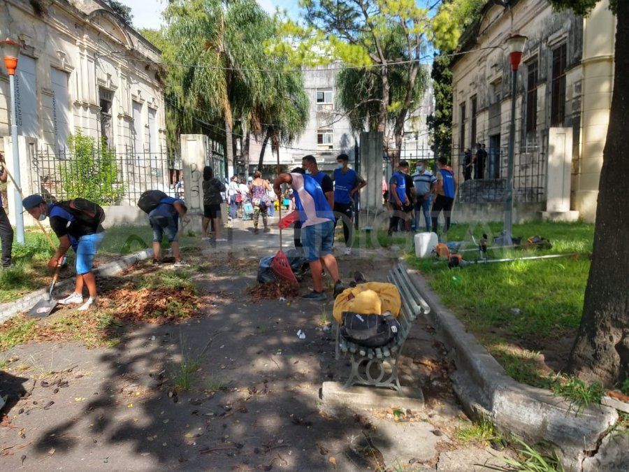 Comenzaron los trabajos de limpieza del viejo Hospital Iturraspe para la mudanza de los ministerios de Salud y Desarrollo Social. 