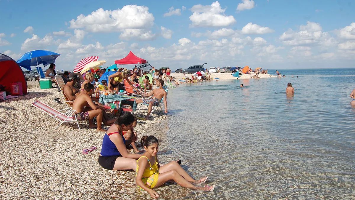 Kayak y paddle se vuelven el plan estrella cuando el agua se mantiene calma en el Golfo San Matías. Kayak y paddle se vuelven el plan estrella cuando el agua se mantiene calma en el Golfo San Matías.