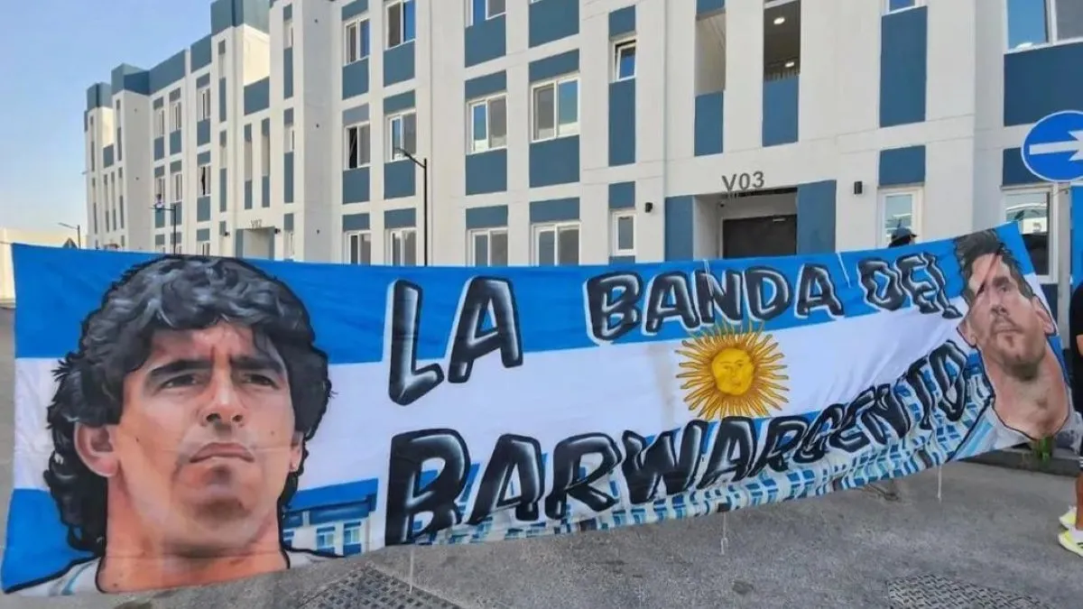 Los argentinos y la bandera que identificaba al barrio argentino.