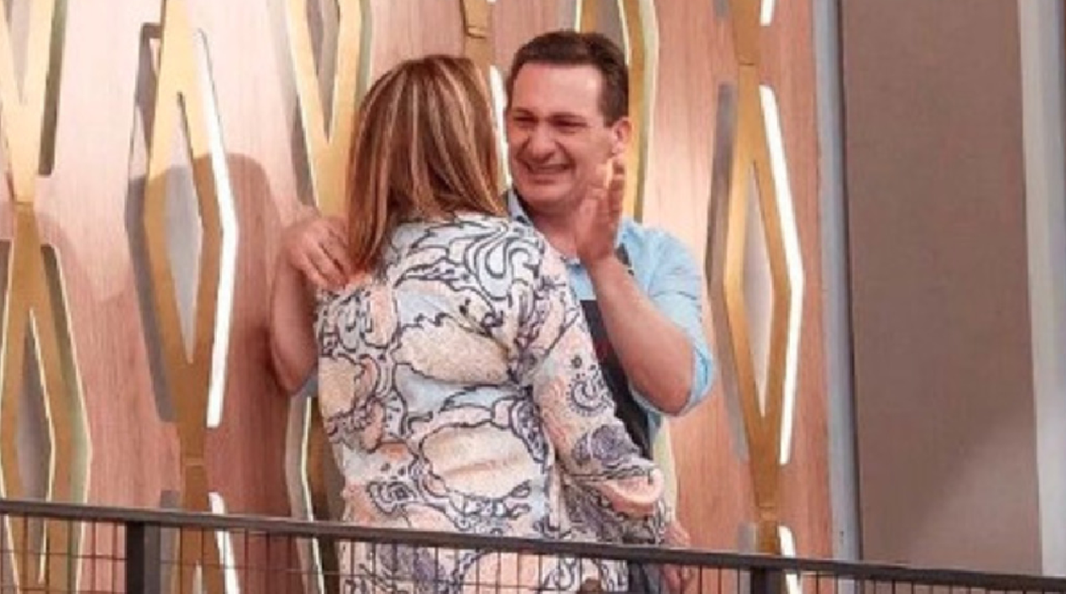 El periodista fue sorprendido por Edith Garibotti y no pudo evitar correr a abrazarla para expresarle todo su amor.