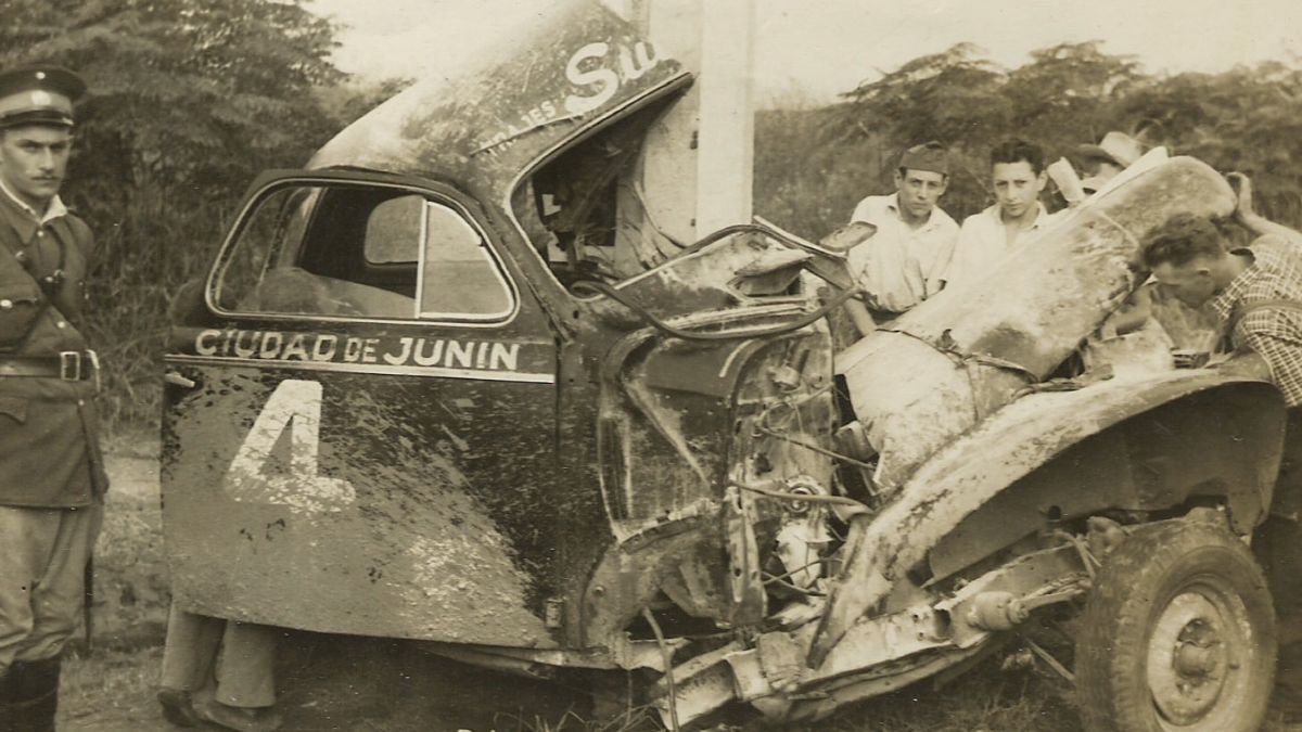 El sábado 14 de marzo de 1953, el Caballero del Camino perdió el control de su auto, que impactó a más de 100 km/h del lado del conductor contra un poste de hormigón del tendido de alta tensión, ubicado sobre la banquina este de la ruta nacional 11, en jurisdicción de Recreo. Fue tal la violencia del golpe, que la cupé Chevrolet quedó “abrazada” al mismo e, inmediatamente, comenzó a incendiarse. El sábado 14 de marzo de 1953, el Caballero del Camino perdió el control de su auto, que impactó a más de 100 km/h del lado del conductor contra un poste de hormigón del tendido de alta tensión, ubicado sobre la banquina este de la ruta nacional 11, en jurisdicción de Recreo. Fue tal la violencia del golpe, que la cupé Chevrolet quedó “abrazada” al mismo e, inmediatamente, comenzó a incendiarse.