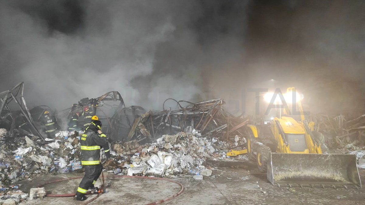 El incendio se originó minutos antes de las 14 en una distribuidora de pañales y artículos de limpieza situada en Estanislao Zeballos al 3400. Una de las paredes del edificio se desplomó por completo.