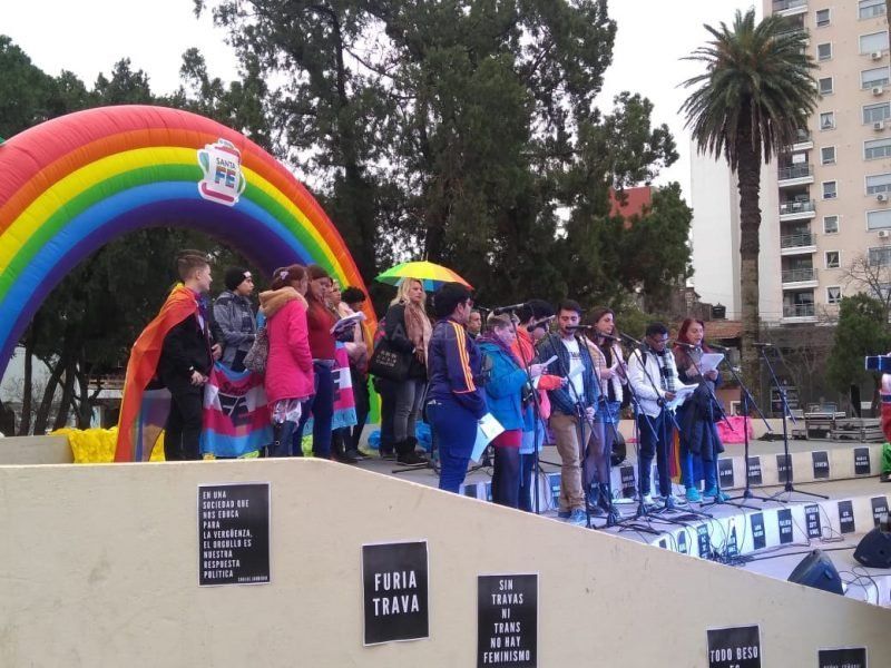 Reclamo, arte y besazo contra los travesticidios y transfemicidios