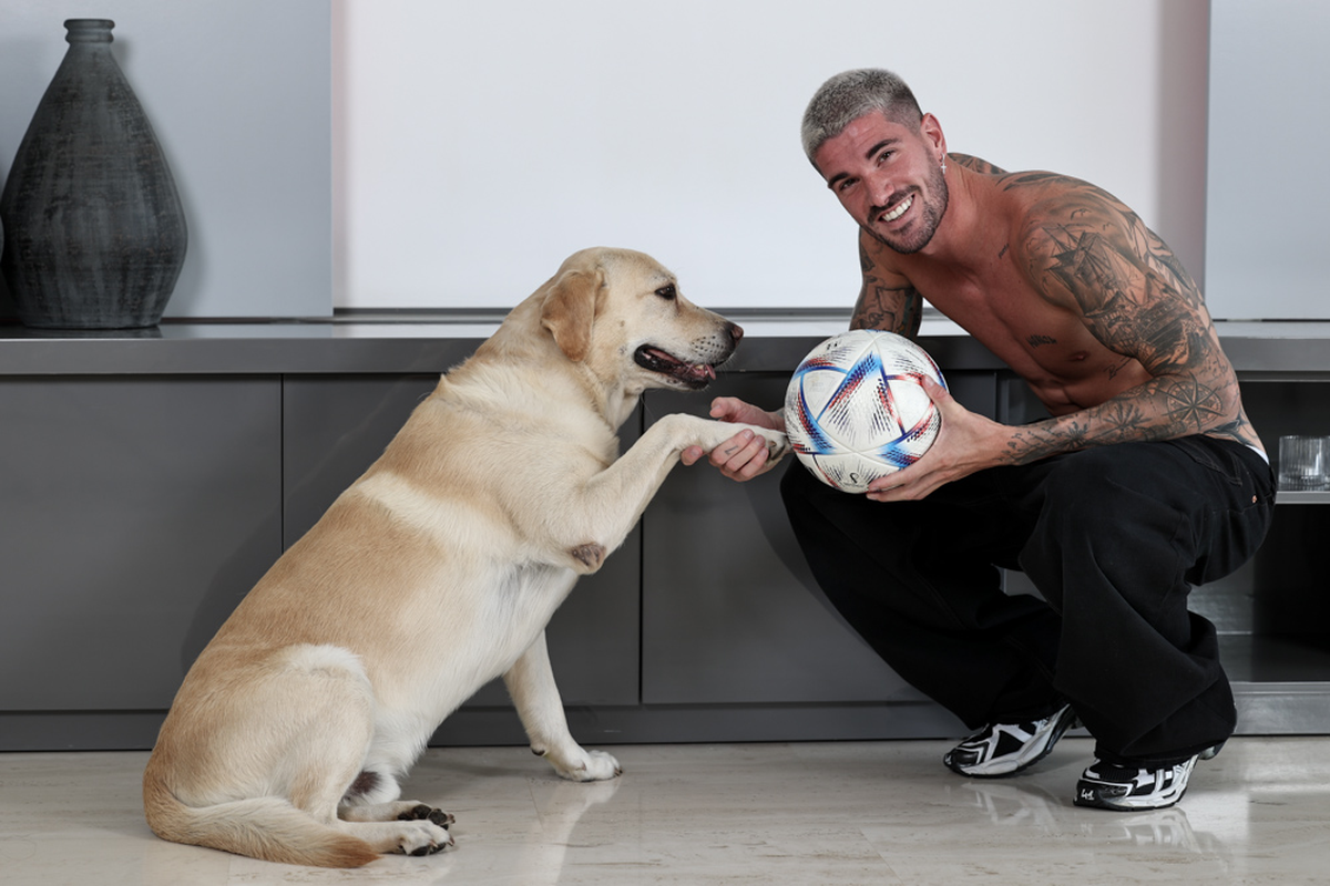 Rodrigo De Paul junto a su perro labrador, Rocky, en su casa de Madrid.