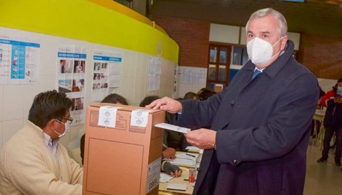 El gobernador Morales votando este domingo a la mañana en Jujuy.