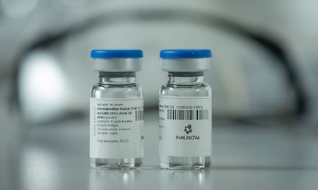 El suero equino hiperinmune fue aprobado esta mañana por la Administración Nacional de Medicamentos, Alimentos y Tecnología Médica (ANMAT) bajo registro de condiciones especiales para pacientes moderados y severos. El suero equino hiperinmune fue aprobado esta mañana por la Administración Nacional de Medicamentos, Alimentos y Tecnología Médica (ANMAT) bajo registro de condiciones especiales para pacientes moderados y severos.