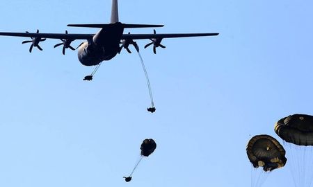 El soldado sufrió un desperfecto que no permitió que se abra su paracaídas por completo. El soldado sufrió un desperfecto que no permitió que se abra su paracaídas por completo.