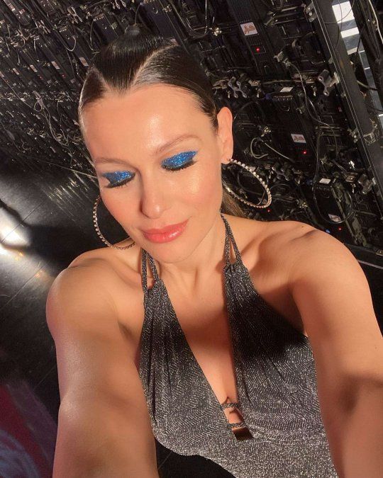 Pampita se animó a la sombra glitter 