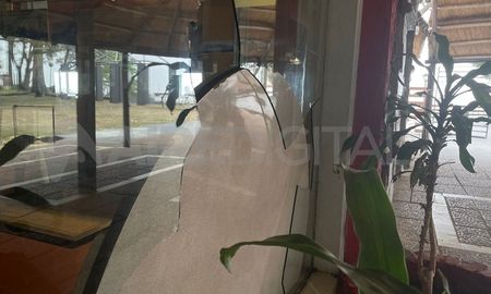 Con un piedrazo, los delincuentes rompieron uno de los vidrios del quincho y se llevaron varios objetos del interior. Con un piedrazo, los delincuentes rompieron uno de los vidrios del quincho y se llevaron varios objetos del interior.