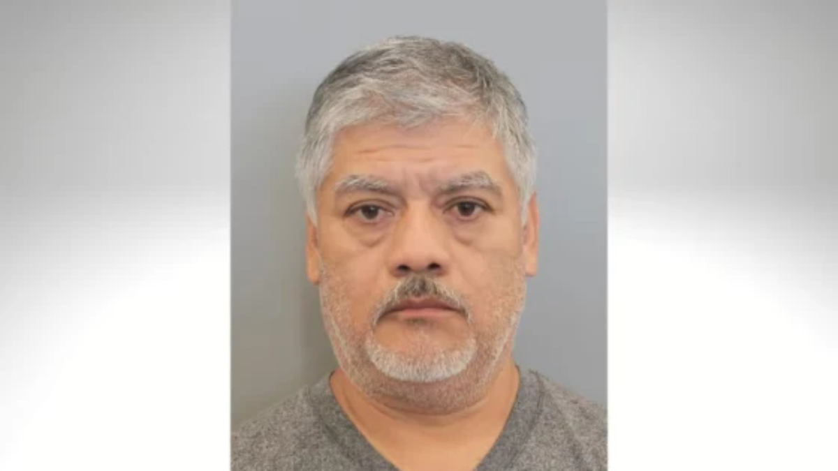 Orinó el agua de una compañera y le contagió una enfermedad venérea