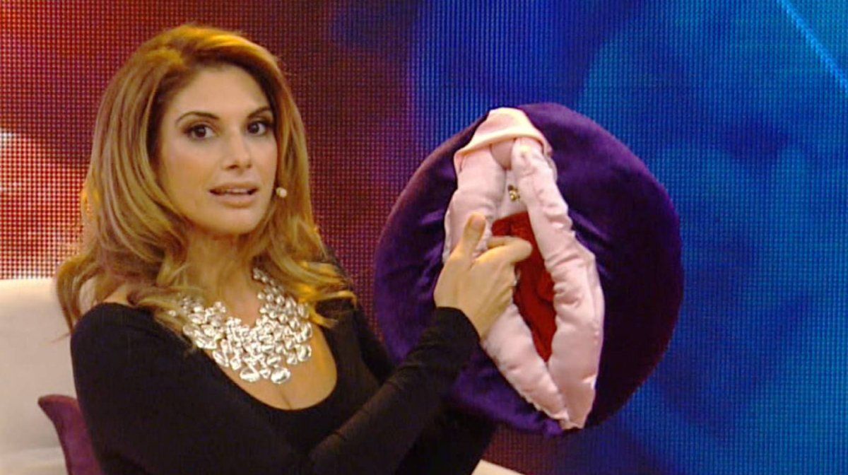 Alessandra Rampolla con su vulva didáctica de peluche.