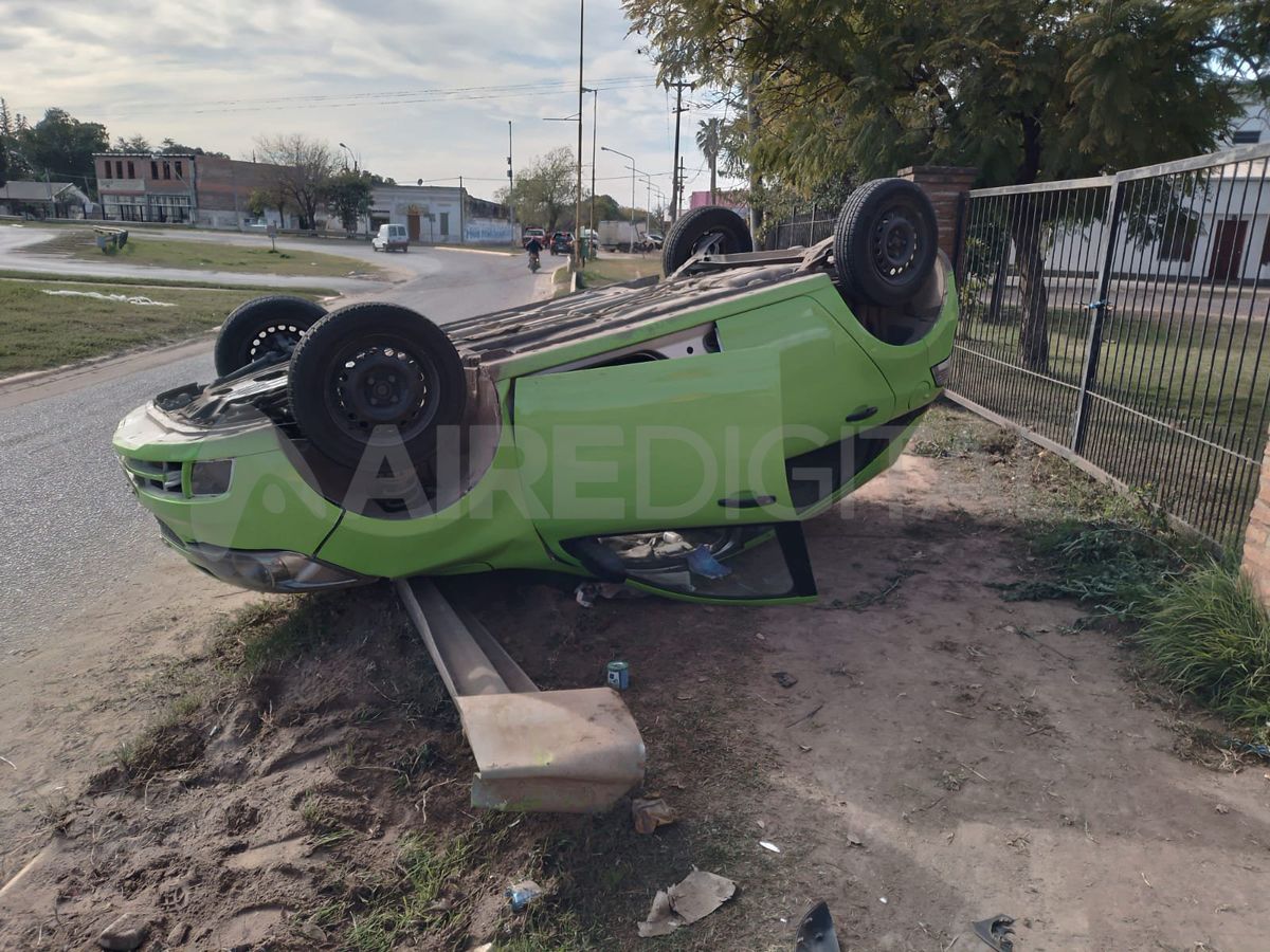 Volcó un automovilista en la curva Richieri