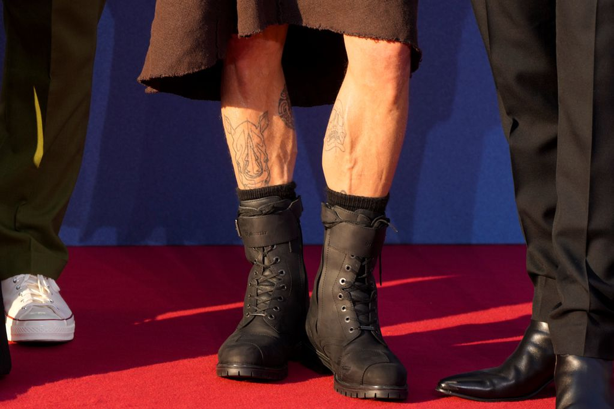 Brad Pitt en polleras: así fue su look para el preestreno de Bullet Train