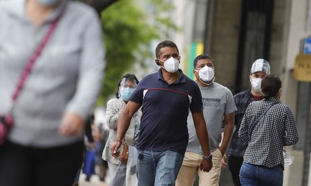 La variante Ómicron representa el 95% de los casos de coronavirus en Lima, que concentra una tercera parte de la población peruana, y 92% a nivel nacional. La variante Ómicron representa el 95% de los casos de coronavirus en Lima, que concentra una tercera parte de la población peruana, y 92% a nivel nacional.